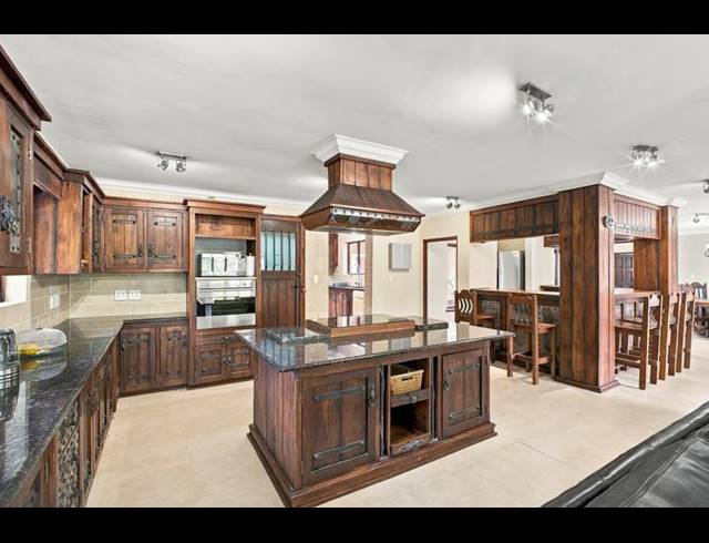 6 BEDROOM HOUSE FOR SALE IN MIDSTREAM ESTATE